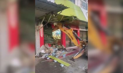 Assaltantes usam retroescavadeira em tentativa de roubo a caixa eletrônico no RJ