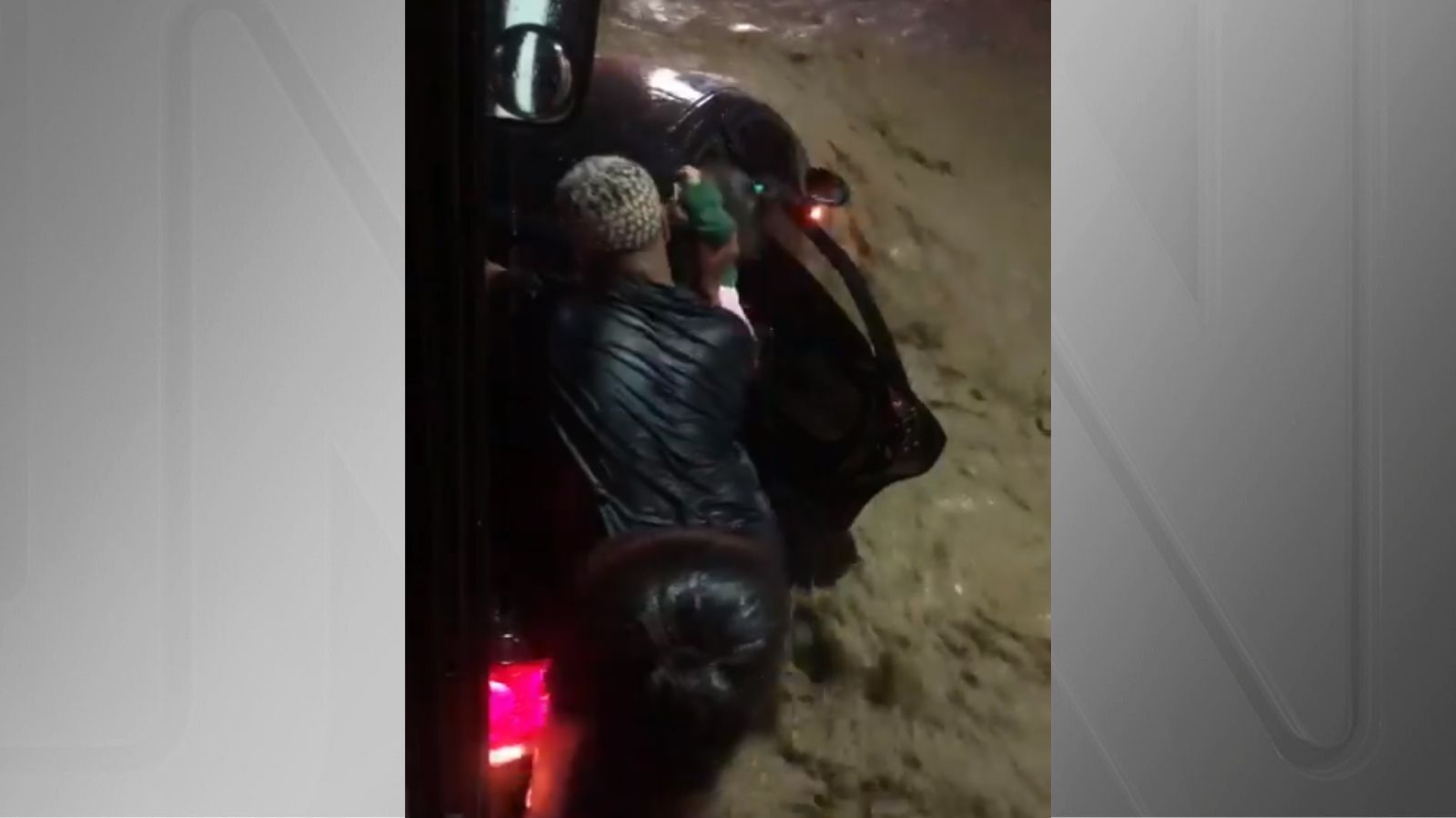 Jovem salva mãe e filha de enchente no RJ