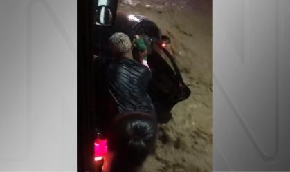 Jovem salva mãe e filha de enchente no RJ