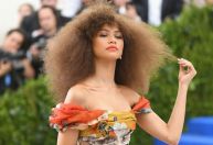 Estilista de Zendaya diz que cinco grifes negaram vestir a atriz; veja quais