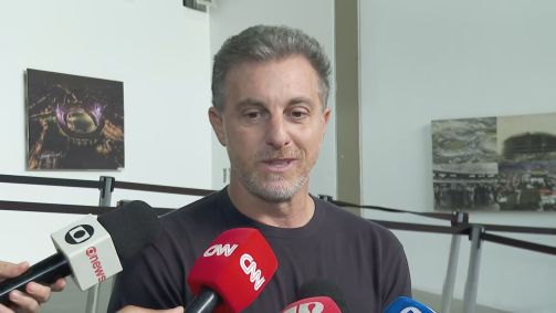 O apresentador Luciano Huck durante o velório do empresário Abilio Diniz