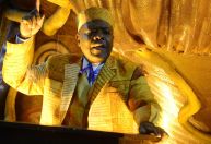 Silvio Almeida vive abolicionista em desfile da Portela: 