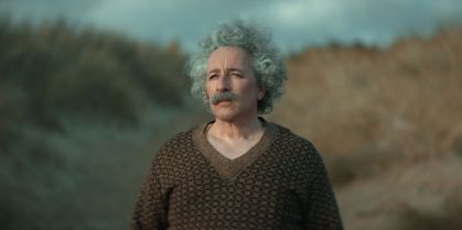 Aidan McArdle como Albert Einstein em "Einstein e a Bomba"
