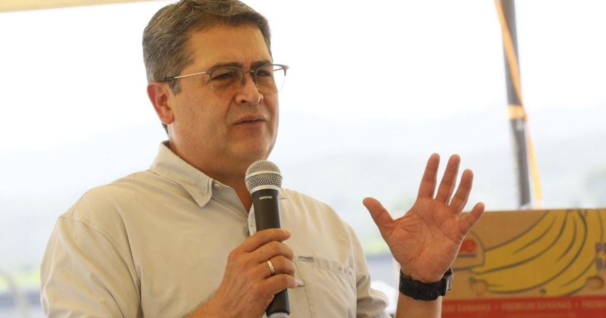 Ex-presidente Juan Orlando Hernández ao lado da esposa durante declaração após arquivamento