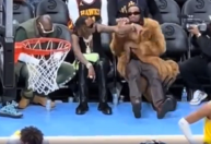 Rappers gravam clipe na beira da quadra em meio a jogo da NBA; veja
