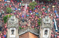 Foliões aproveitam o pré-Carnaval no Rio de Janeiro (RJ)