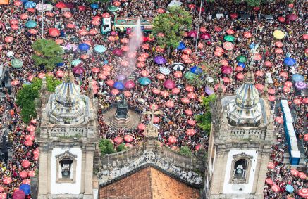 Foliões aproveitam o pré-Carnaval no Rio de Janeiro (RJ)