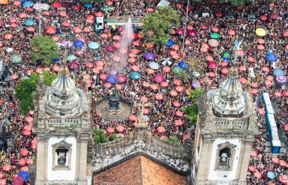 Foliões aproveitam o pré-Carnaval no Rio de Janeiro (RJ)