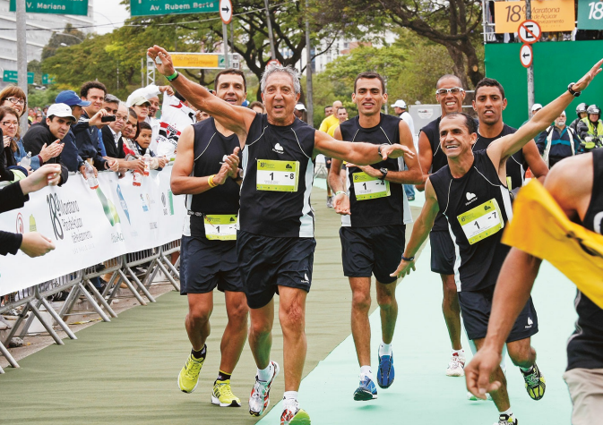 Em 2010, na Maratona de Revezamento do Pão de Açúcar, com o ícone do esporte olímpico brasileiro, Vanderlei Cordeiro de Lima. / Luiz Carlos Murauskas/ Folhapress