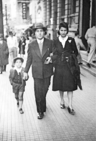 Abilio, aos cinco anos, com o pai e a mãe, na São Paulo do início dos anos 1940. / Acervo Pessoal