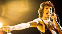 Mulher que alegou ser filha de Freddie Mercury morre aos 48 anos, diz site