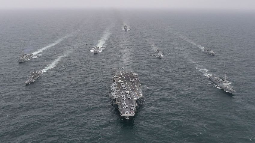 Navios de guerra sul-coreanos, americanos e japoneses navegam em formação durante um exercício conjunto em águas internacionais ao largo da ilha de Jeju, no sul da Coreia do Sul, no ano passado / South Korean Defense Ministry