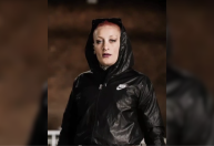 Participante do BBB Argentina corre sem roupa para atender o Big Fone