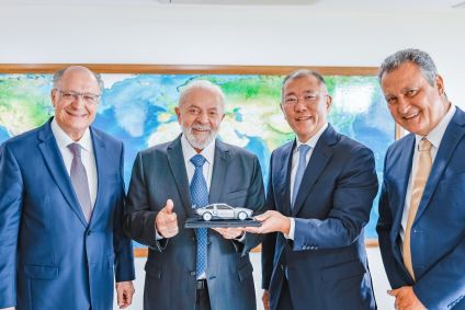 O presidente da República, Luiz Inácio Lula da Silva, recebe o presidente executivo da Hyundai Motor, Eui-Sun Chung, em reunião com ministros Geraldo Alckmin e Rui Costa