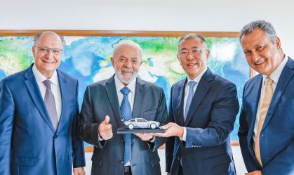 O presidente da República, Luiz Inácio Lula da Silva, recebe o presidente executivo da Hyundai Motor, Eui-Sun Chung, em reunião com ministros Geraldo Alckmin e Rui Costa