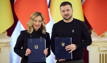 Volodymyr Zelensky, presidente da Ucrânia, assina acordo com Giorgia Meloni, primeira-ministra da Itália