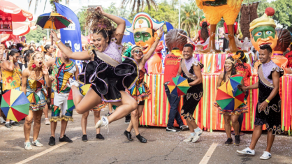 Galo da Madrugada em São Paulo carrega dançarinos e cantores que se apresentaram no Recife para fazer a festa também na terra da garoa durante o Carnaval