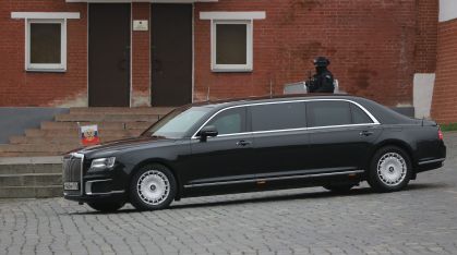 A limusine russa Aurus Senat é utilizada pelo presidente russo Vladimir Putin. Na foto, Putin chega à Praça Vermelha, em 4 de novembro de 2022.