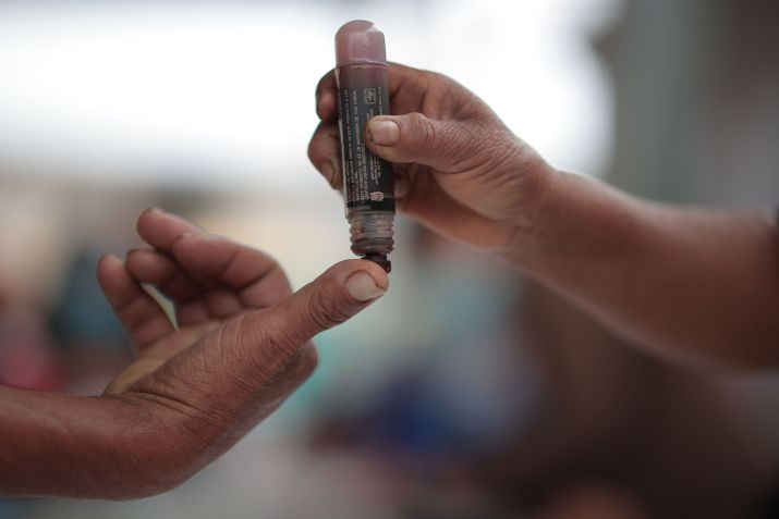 Uma eleitora mexicana tem o polegar pintado com tinta indelével para indicar que ela já votou, em 6 de junho de 2021, Atzacoaloya, México. / Hector Vivas/Getty Images