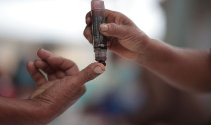 Uma eleitora mexicana tem o polegar pintado com tinta indelével para indicar que ela já votou, em 6 de junho de 2021, Atzacoaloya, México.
