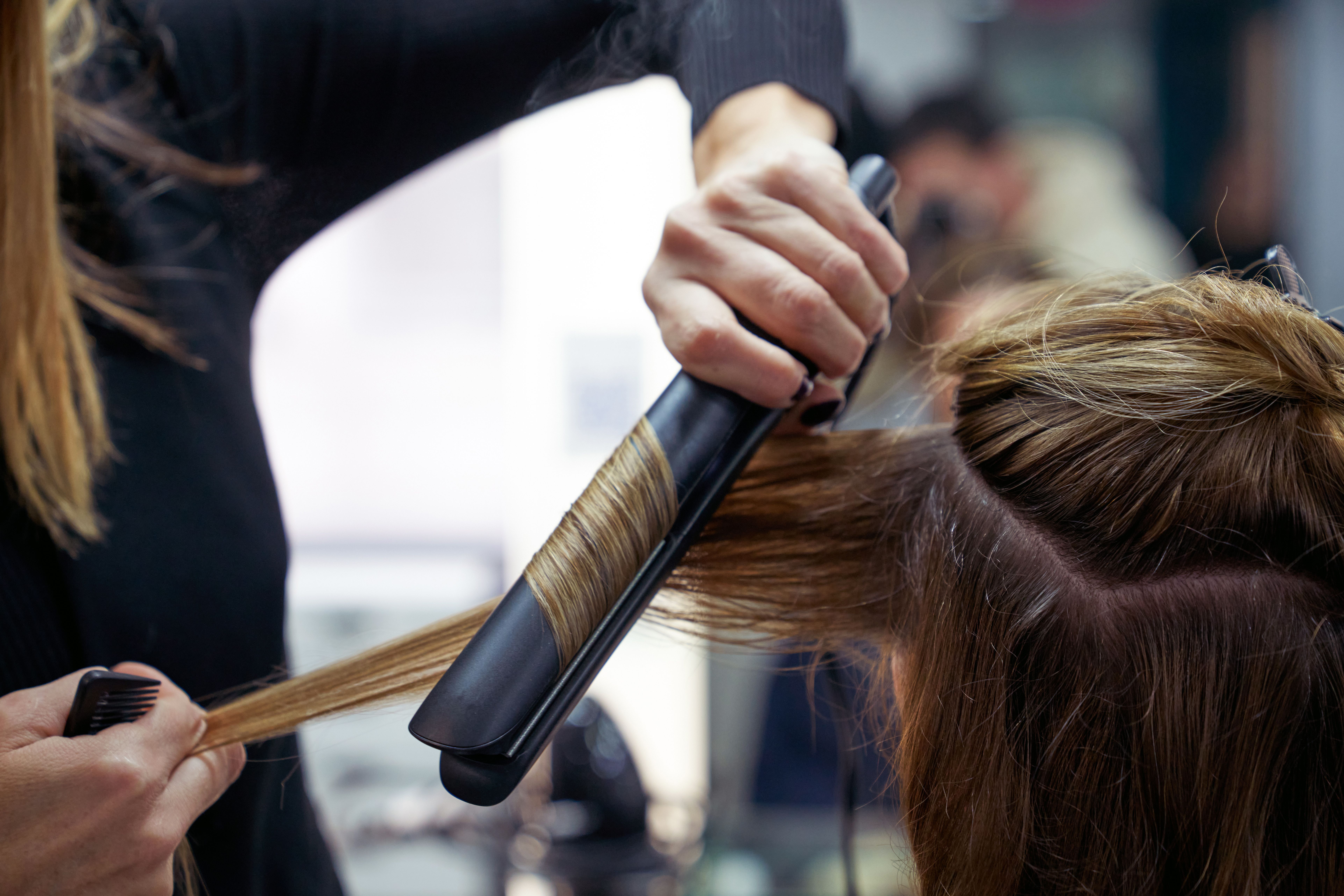 Mulher utilizava chapinha para alisar cabelo quando sofreu acidente