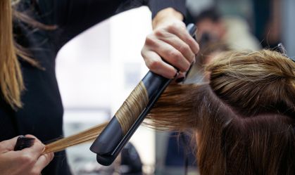 Mulher utilizava chapinha para alisar cabelo quando sofreu acidente