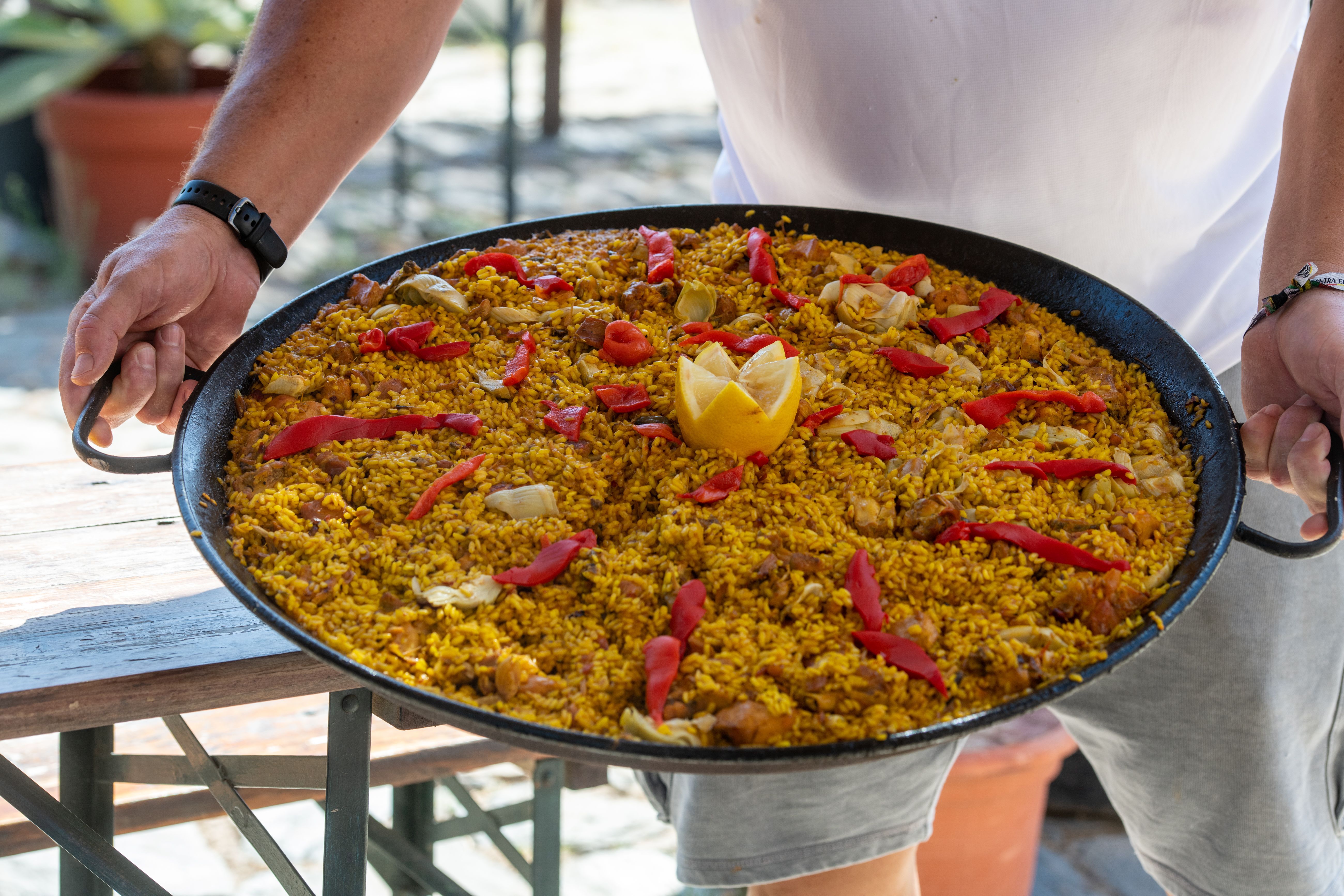 Prato de paella é servido em Almería, na Espanha.