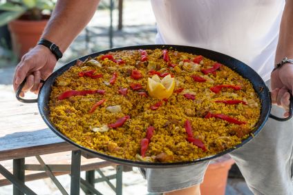 Prato de paella é servido em Almería, na Espanha.