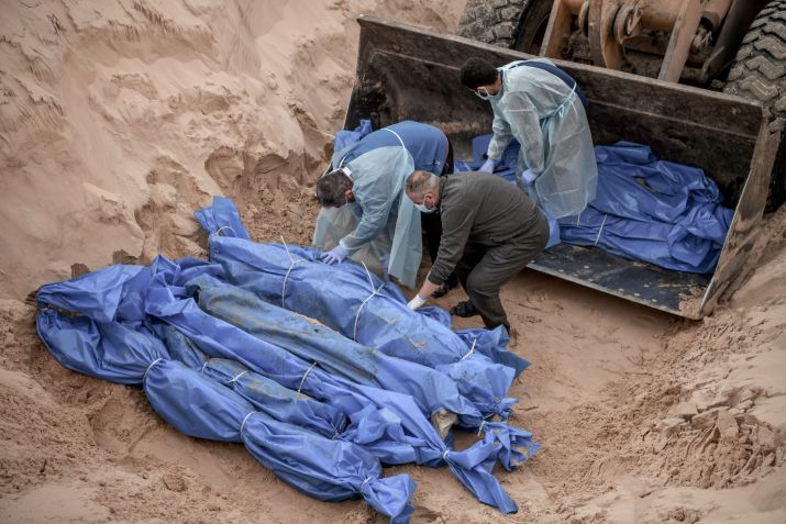 Vista de um funeral em massa no Cemitério Tel al-Sultan realizado após receber corpos de 80 vítimas palestinas das forças israelenses através da passagem de fronteira de Karm Abu Salem em Rafah, Gaza, em 26 de dezembro de 2023 / Abed Zagout/Anadolu via Getty Images