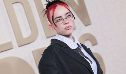 Billie Eilish cai após fã puxar seu braço durante show em Miami; veja vídeo