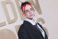 Billie Eilish cai após fã puxar seu braço durante show em Miami; veja vídeo