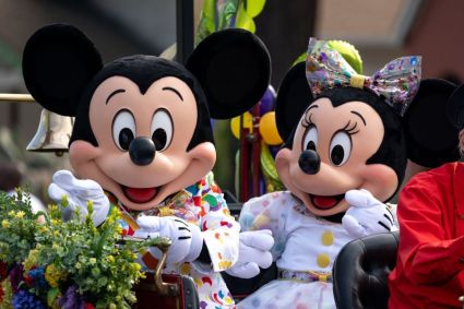Mickey e Minnie Mouse acenam para a multidão em evento em Los Angeles (EUA)