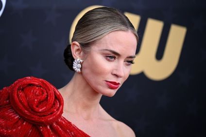 Emily Blunt em primeiro plano com o rosto em evidência em uma foto durante o evento
