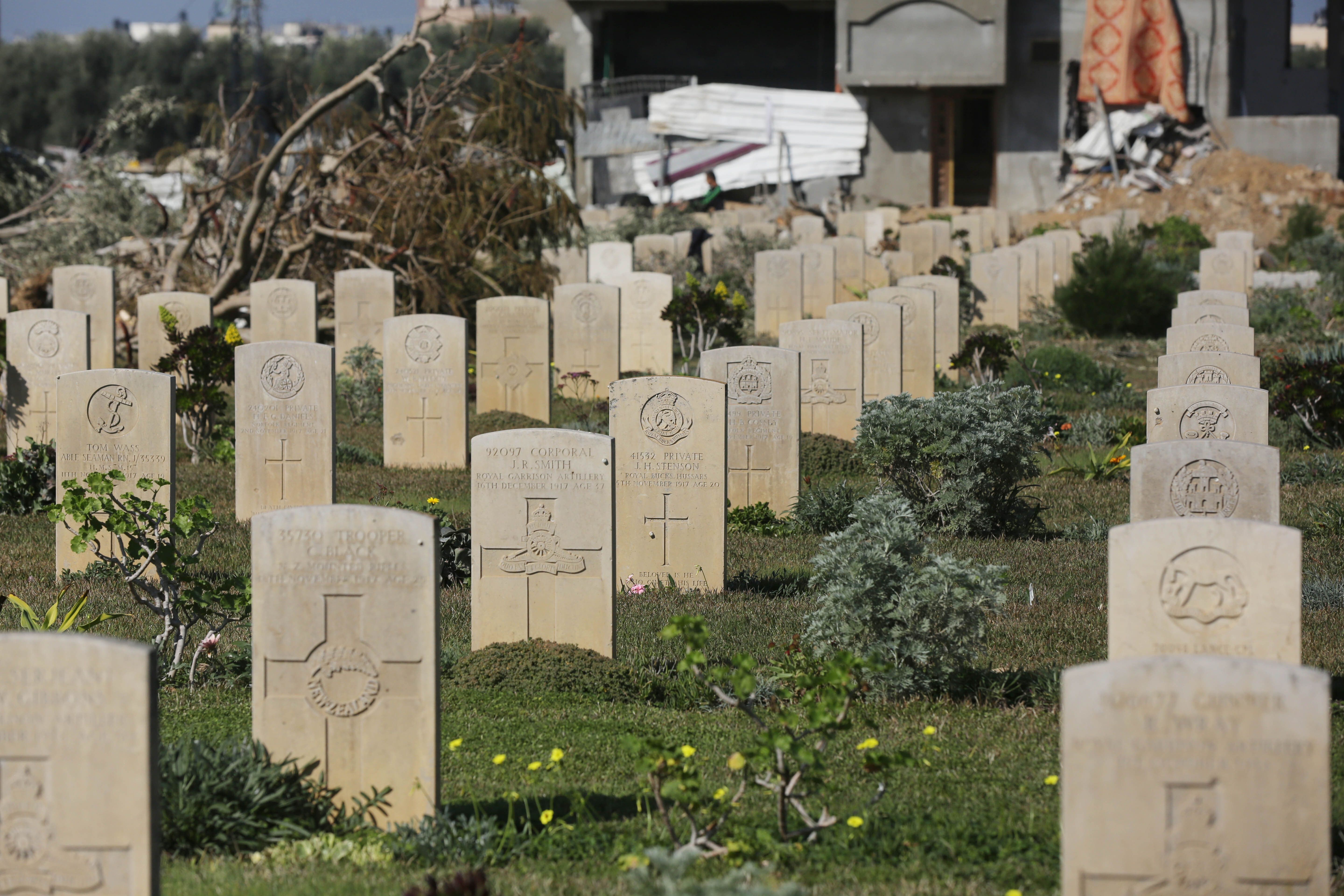 Uma vista de sepulturas intactas no Cemitério de Guerra da Comunidade de Gaza, já que algumas partes foram danificadas após a ofensiva terrestre do exército israelense em Deir al Balah, Gaza, em 20 de janeiro de 2024. O cemitério contém em grande parte os túmulos de britânicos e Militares da Commonwealth mortos durante a Primeira e Segunda Guerra Mundial / Ashraf Amra/Anadolu via Getty Images