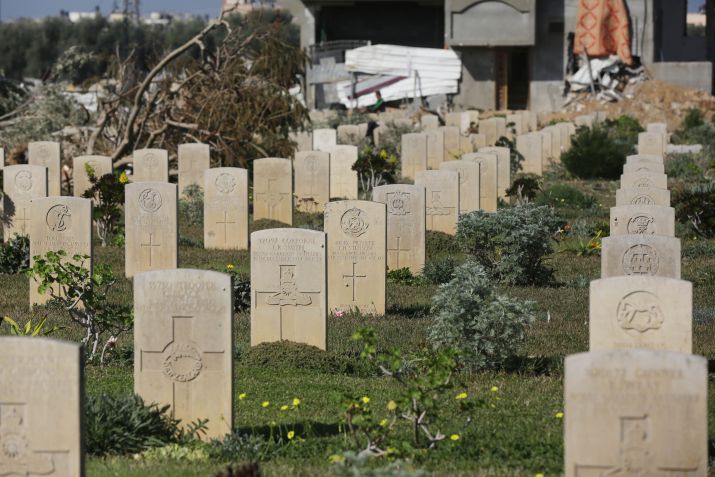 Uma vista de sepulturas intactas no Cemitério de Guerra da Comunidade de Gaza, já que algumas partes foram danificadas após a ofensiva terrestre do exército israelense em Deir al Balah, Gaza, em 20 de janeiro de 2024. O cemitério contém em grande parte os túmulos de britânicos e Militares da Commonwealth mortos durante a Primeira e Segunda Guerra Mundial / Ashraf Amra/Anadolu via Getty Images
