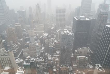 Telhados de prédios no centro da cidade de Nova York cobertos de neve em 19 de janeiro de 2024.