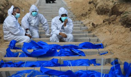 Dezenas de corpos de palestinos entregues a Gaza através da passagem Karm Abu Salem, também conhecida como passagem Kerem Shalom, por Israel são enterrados em uma vala comum em Rafah, Gaza, em 30 de janeiro de 2024