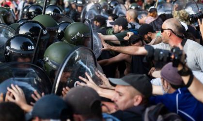Pessoas entram em confronto com policiais enquanto protestam do lado de fora do Congresso Nacional durante o debate sobre o projeto de lei de reforma econômica do presidente da Argentina, Javier Milei