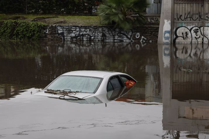 Carro submerso em Long Beach, na Califórnia, em 1º de fevereiro de 2024 / Allen J. Schaben/Los Angeles Times via Getty Images