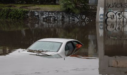 Carro submerso em Long Beach, na Califórnia, em 1º de fevereiro de 2024