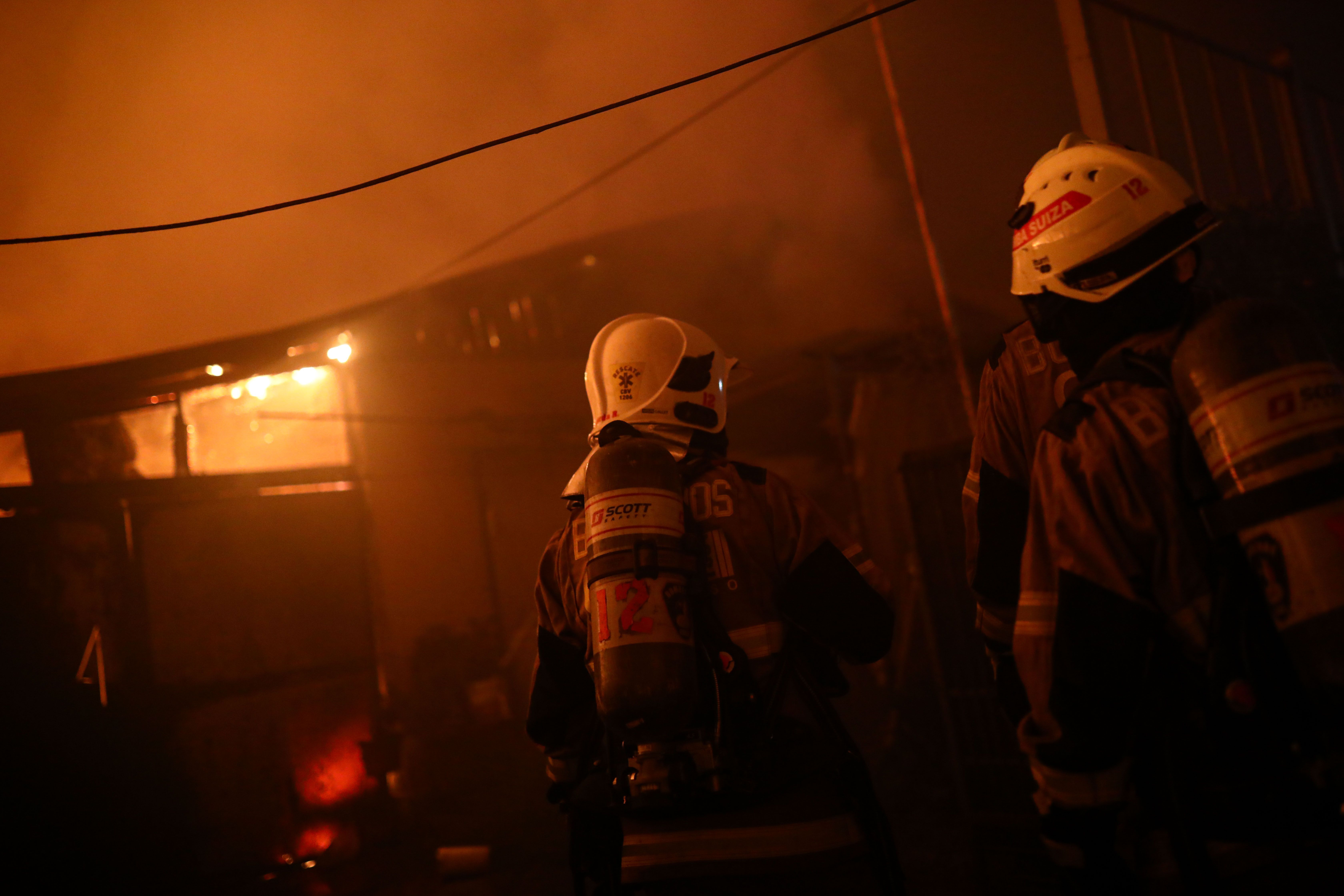 Bombeiros trabalham para extinguir incêndio florestal em Valparaíso, no Chilee, em 2 de fevereiro de 2024.