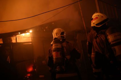 Bombeiros trabalham para extinguir incêndio florestal em Valparaíso, no Chilee, em 2 de fevereiro de 2024.
