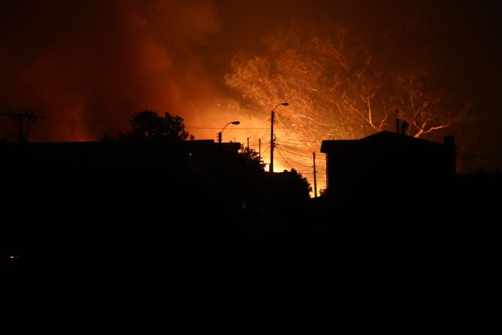 Uma visão da fumaça dos incêndios florestais durante a noite em Valparaíso, Chile, em 02 de fevereiro de 2024. / Lucas Aguayo Araos/Anadolu via Getty Images