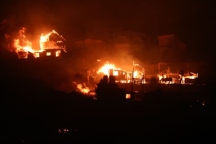 Casas queimam em um incêndio florestal durante a noite em Valparaíso, no Chile, em 2 de fevereiro de 2024 / Lucas Aguayo Araos/Anadolu via Getty Images