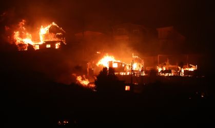 Casas queimam em um incêndio florestal durante a noite em Valparaíso, no Chile, em 2 de fevereiro de 2024