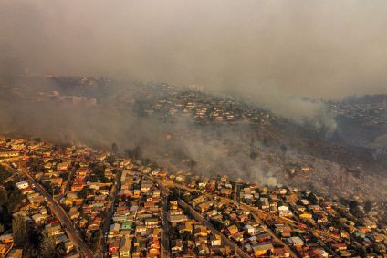 A fumaça sobe sobre a floresta durante um incêndio florestal em Vina del Mar, Chile, em 3 de fevereiro de 2024.