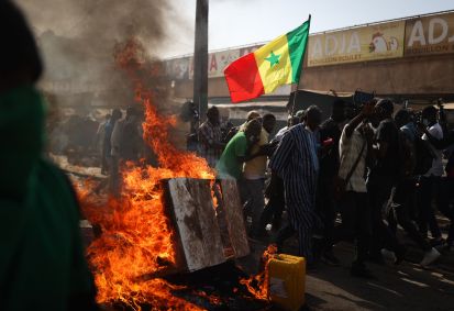 Apoiadores dos candidatos presidenciais da oposição incendeiam pneus e mesas em Dacar, Senegal, em 4 de fevereiro de 2024.