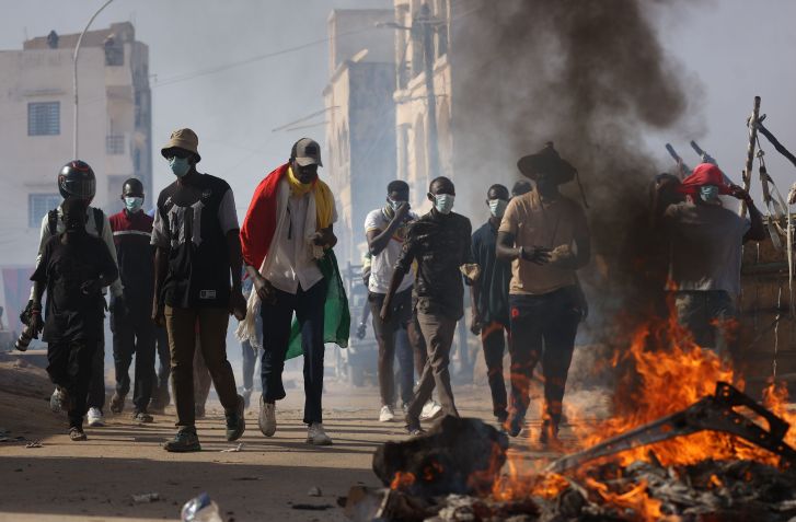 Apoiadores dos candidatos presidenciais da oposição incendeiam pneus e mesas em Dacar, Senegal, em 4 de fevereiro de 2024. / Cem Ozdel/Anadolu via Getty Images