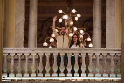 Nayib Bukele, presidente de El Salvador, e a primeira-dama Gabriela Rodriguez na sacada do Palácio Nacional diante de uma multidão de apoiadores após declarar vitória nas eleições, em 4 de fevereiro de 2024.