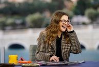Drew Barrymore diz que mudança de estilo de vida foi motivada por Simone Biles